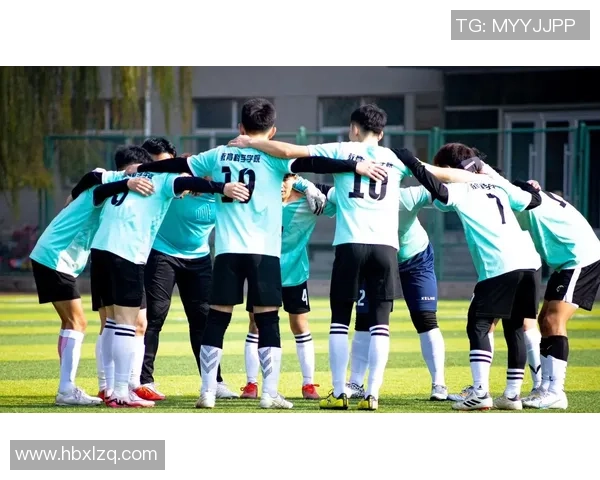 铁杆球迷偶遇足球巨星激动合影分享难忘时刻